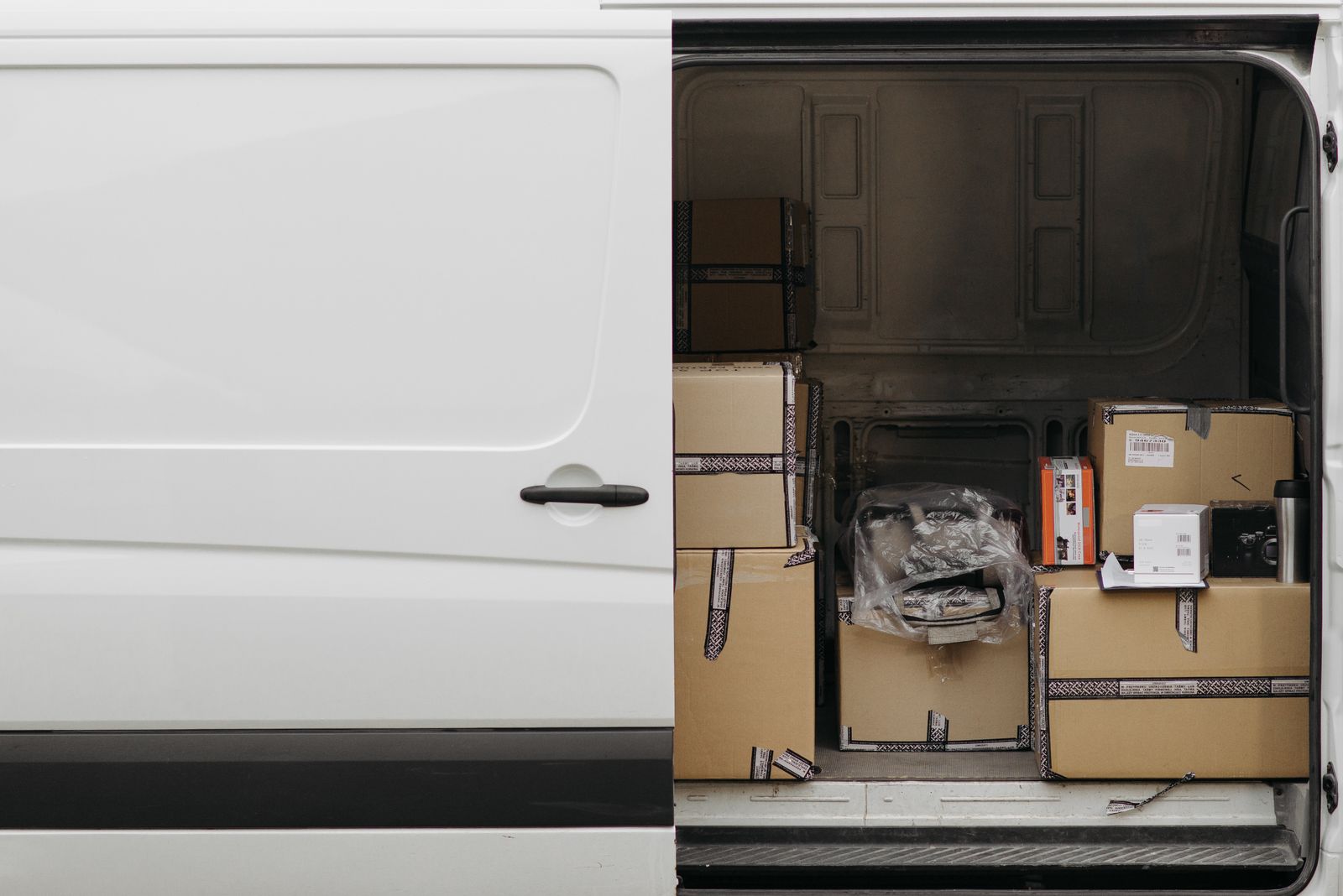 Camionnette de livraison chargée de colis