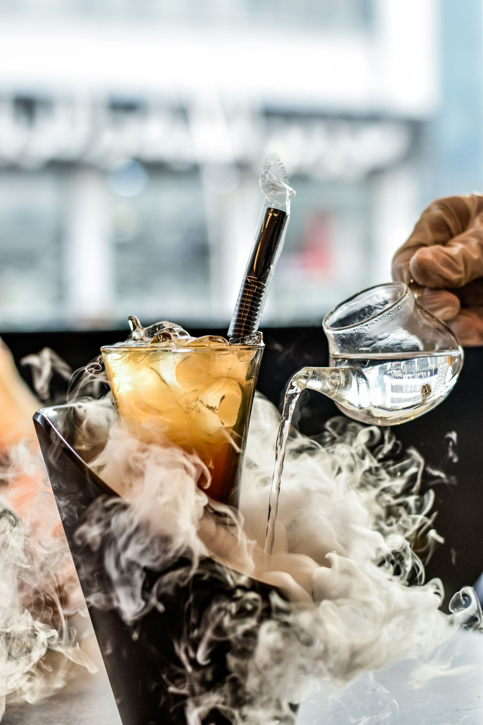 Cocktail avec effet de fumée à la glace carbonique