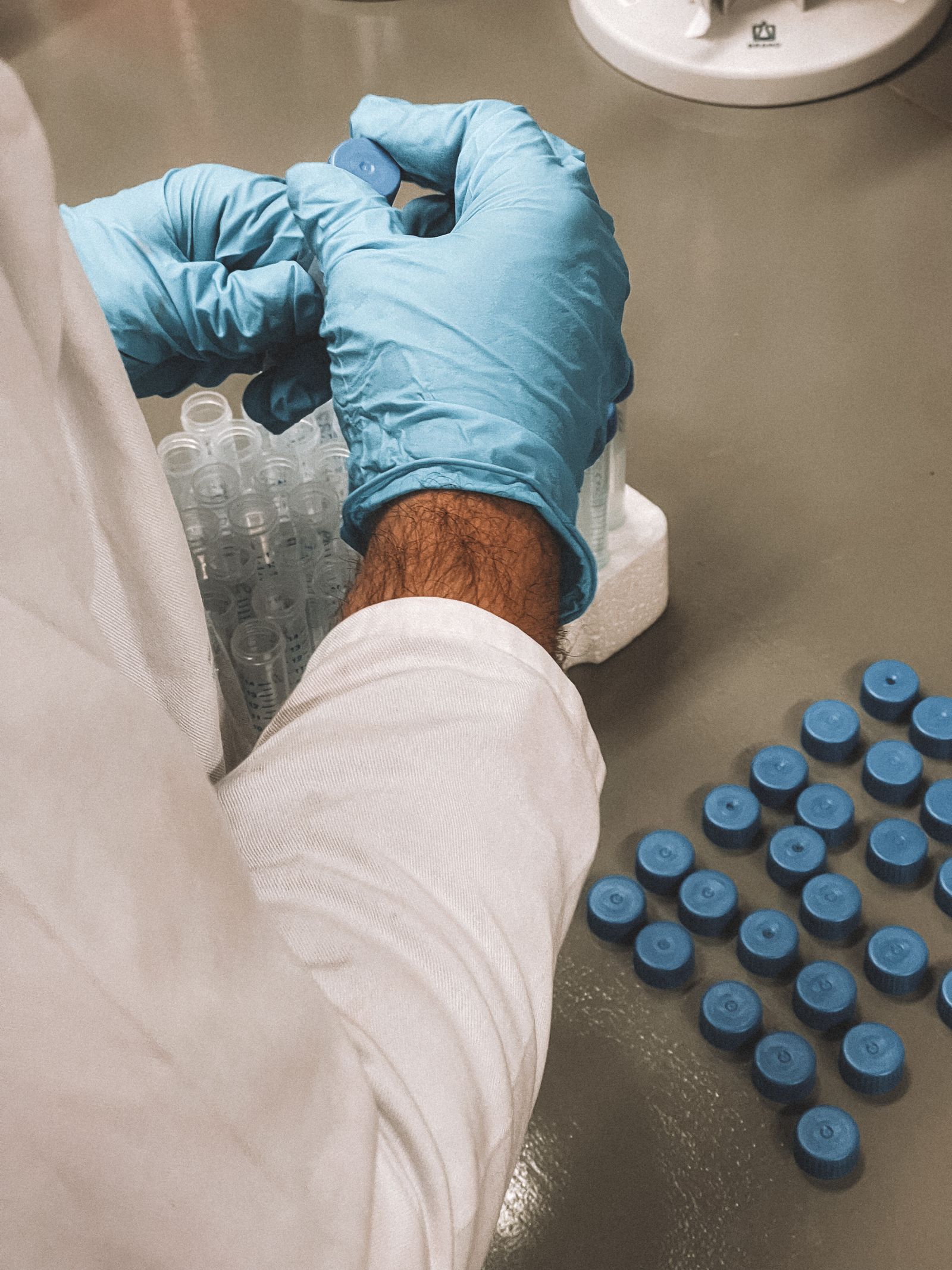 Manipulation d'échantillons de laboratoire dans une boîte isotherme